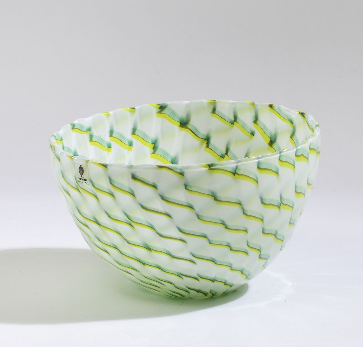James Carpenter (1949), Coppa Calabash in vetro soffiato con decoro lattimo, zolfo e turchese