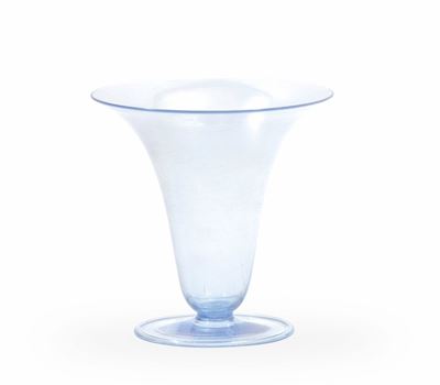 Cappellin (attrib.), Vaso a tromba in vetro soffiato azzurrino iridato, Murano, 1930 ca.