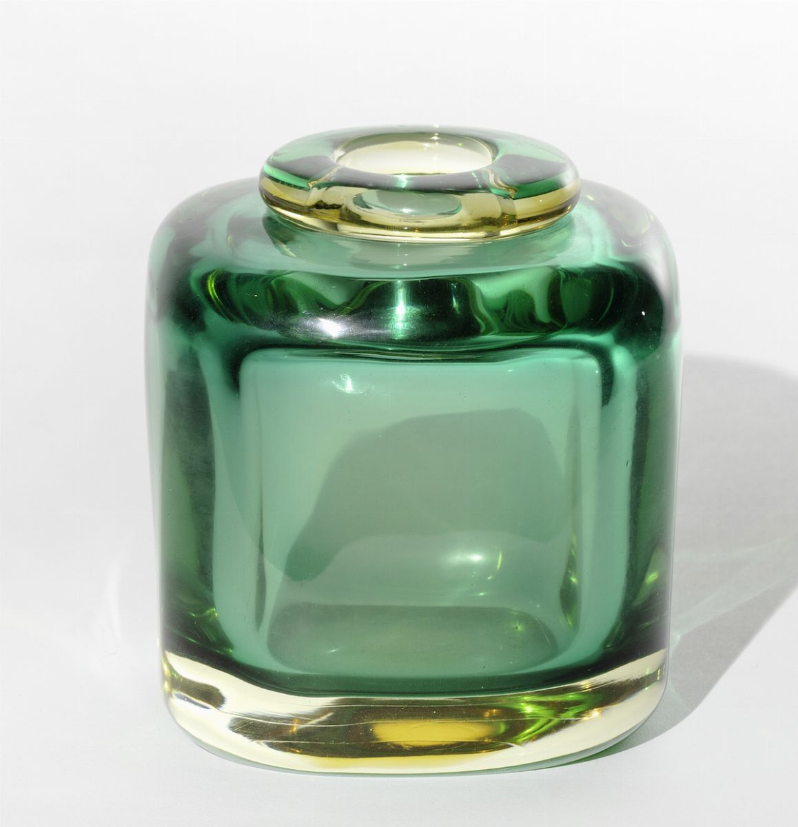 Flavio Poli, Seguso Vetri d’Arte – Vaso a cubo in vetro sommerso verde e giallo, Murano (circa 19...