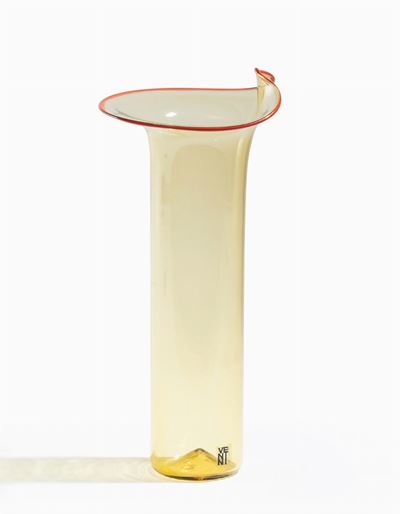 Venini, Vaso cilindrico in vetro paglierino con filo rosso e serie Svolazzi