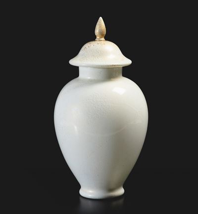 Carlo Scarpa, Potiche in vetro lattimo con decoro in foglia d’oro, Venini (Murano), 1940 circa