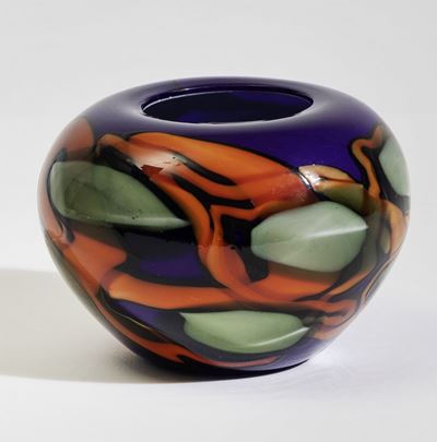Fratelli Toso, Vaso globulare in vetro di Murano con decoro policromo a macchie intercalari