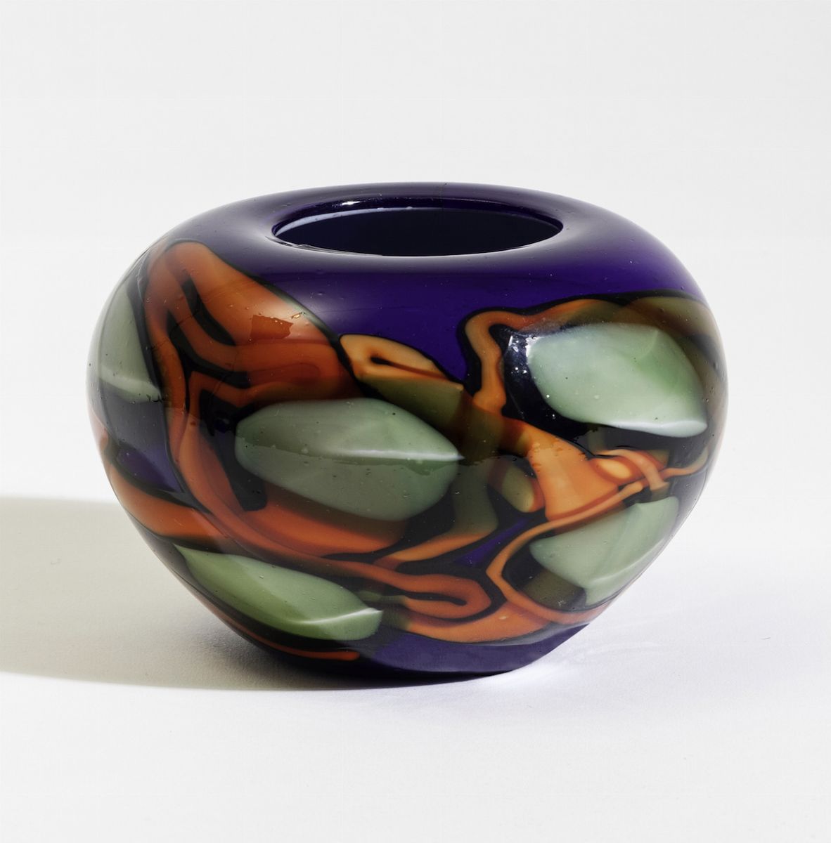 Fratelli Toso, Vaso globulare in vetro di Murano con decoro policromo a macchie intercalari