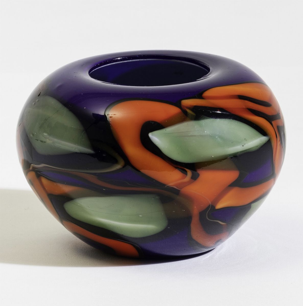 Fratelli Toso, Vaso globulare in vetro di Murano con decoro policromo a macchie intercalari
