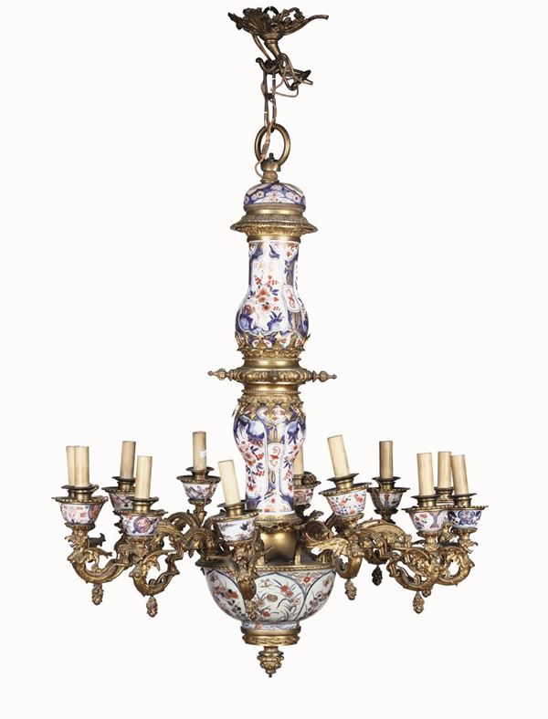 Raro lampadario realizzato in bronzo e porcellana utilizzando elementi di vasi e coppette cinesi del XVIII secolo