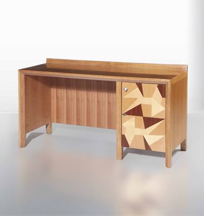 Scrivania con Struttura in Legno e Anta Ad Intarsi Geometrici.