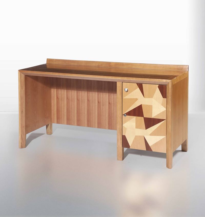 Scrivania con struttura in legno e anta ad intarsi geometrici.  - Auction Design - Cambi Casa d'Aste