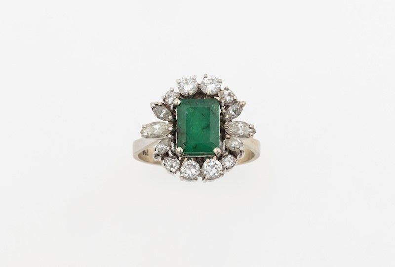 Anello con smeraldo e diamanti a contorno  - Asta Gioielli | Cambi Time - I - Cambi Casa d'Aste