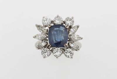 Anello con Zaffiro e Diamanti a Contorno