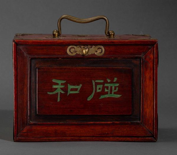 Scatola in legno contenente tessere per Majhong, Cina, inizi XX secolo