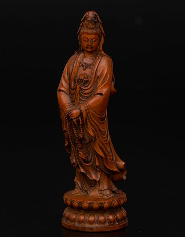 Figura di Guanyin eretta con collana scolpita in legno di frutto, Cina, XX secolo