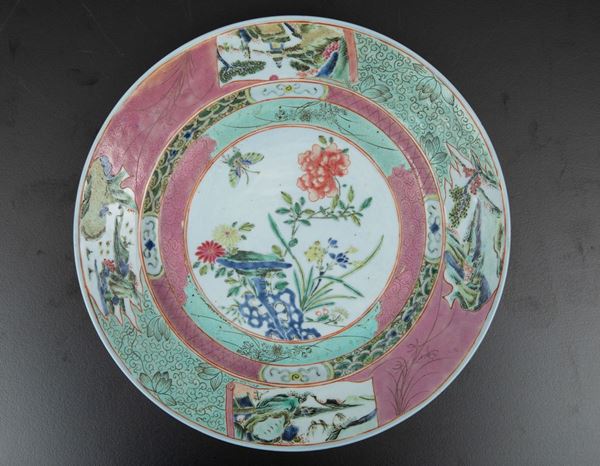 Piatto in porcellana Famiglia Rosa con soggetti naturalistici entro riserve e decori floreali, Cina, Dinastia Qing, epoca Yongzheng (1723-1735)