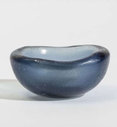 Carlo Scarpa, Coppa in vetro sommerso iridato, serie Corrosi, Venini (Murano), 1936 ca