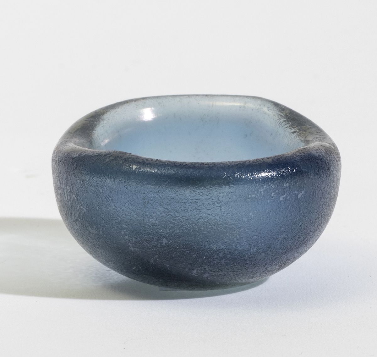 Carlo Scarpa, Coppa in vetro sommerso iridato, serie Corrosi, Venini (Murano), 1936 ca
