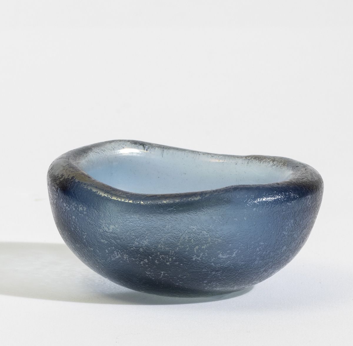 Carlo Scarpa, Coppa in vetro sommerso iridato, serie Corrosi, Venini (Murano), 1936 ca