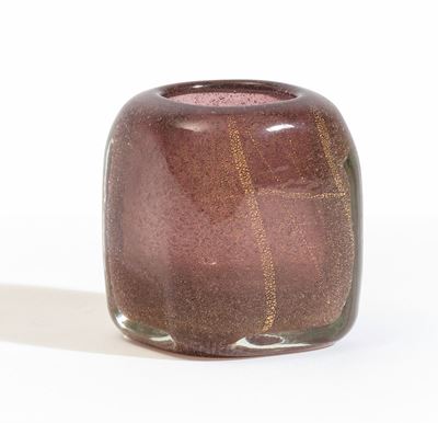Carlo Scarpa, Vaso “Sommersi” Venini, Murano (1936 ca) in vetro soffiato ametista con foglia d’or...