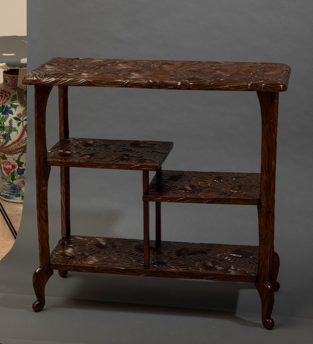 Mobile in Legno di Frutto con Ripiani e Motivi Floreali, Giappone, Periodo Meiji (1868-1912)