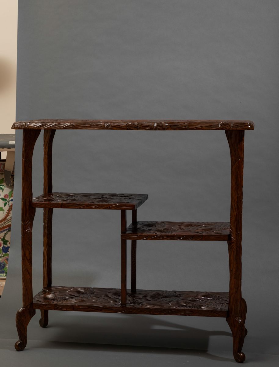 Mobile in Legno di Frutto con Ripiani e Motivi Floreali, Giappone, Periodo Meiji (1868-1912)