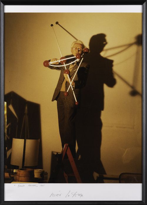 Nino lo Duca (1940)bruno Munari nel Suo Studio a Milano, 1985