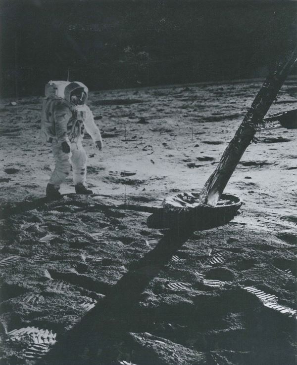 NASA Neil A. Armstrong ai piedi del modulo lunare