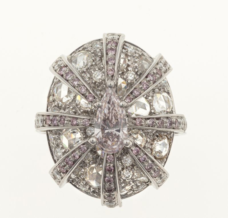 Anello con diamante rosa taglio a goccia di ct 1.01 con diamanti rosa e bianchi a contorno  - Asta Fine Jewels - Cambi Casa d'Aste