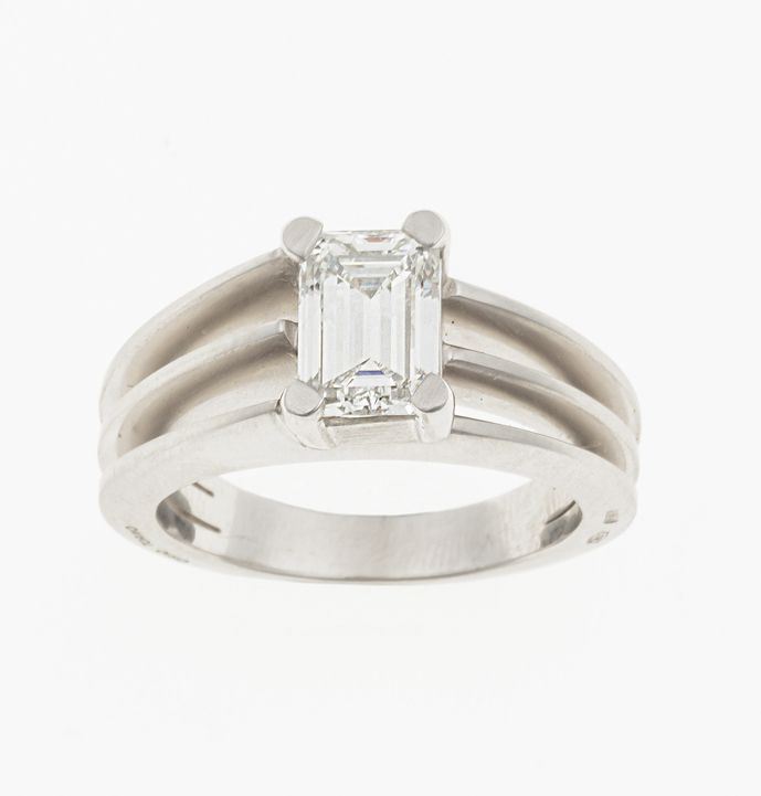 Emerald-cut diamond ring. Signed Enrico Cirio. Gemmological Report HRD n. 953109101  - Auction Fine Jewels  - Cambi Casa d'Aste
