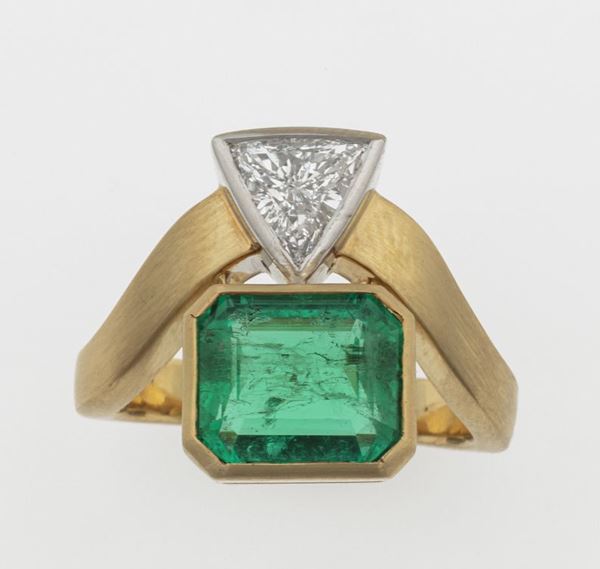 Enrico Cirio. Anello con smeraldo di ct 3.40 e diamante taglio triangolo di ct 0.59