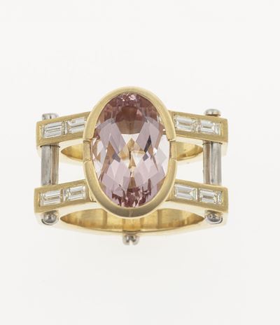 Enrico Cirio. Anello Ottagonale con Morganite del Madagascar di Ct 4.88 e Diamanti Taglio Baguett...