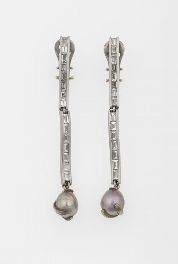 Enrico Cirio. Orecchini pendenti Iso con diamanti taglio baguette per ct 2.24 e due perle naturali