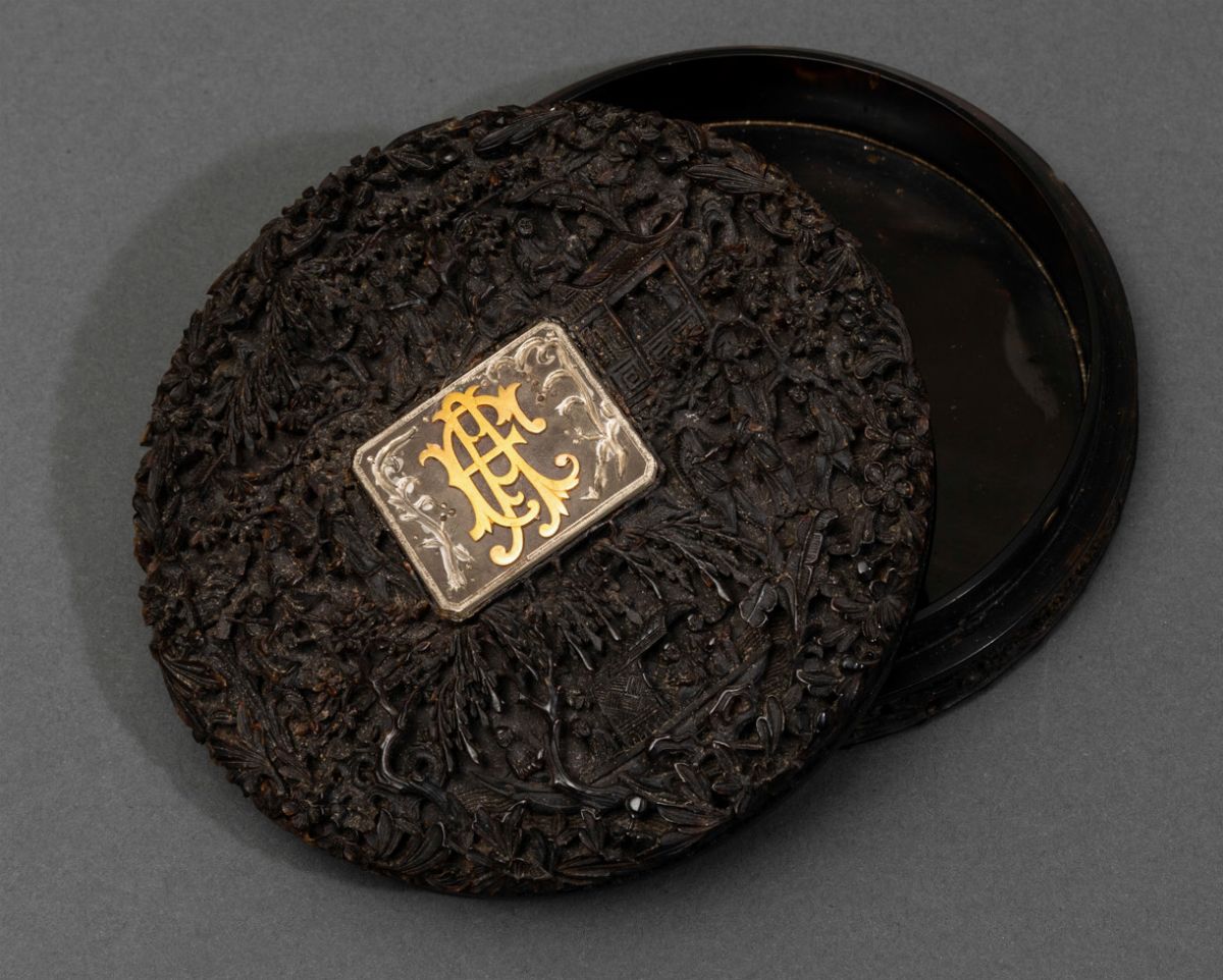 Scatola Circolare con Coperchio Scolpita in Tartaruga con Scene di Vita Comune Entro Paesaggio e ...