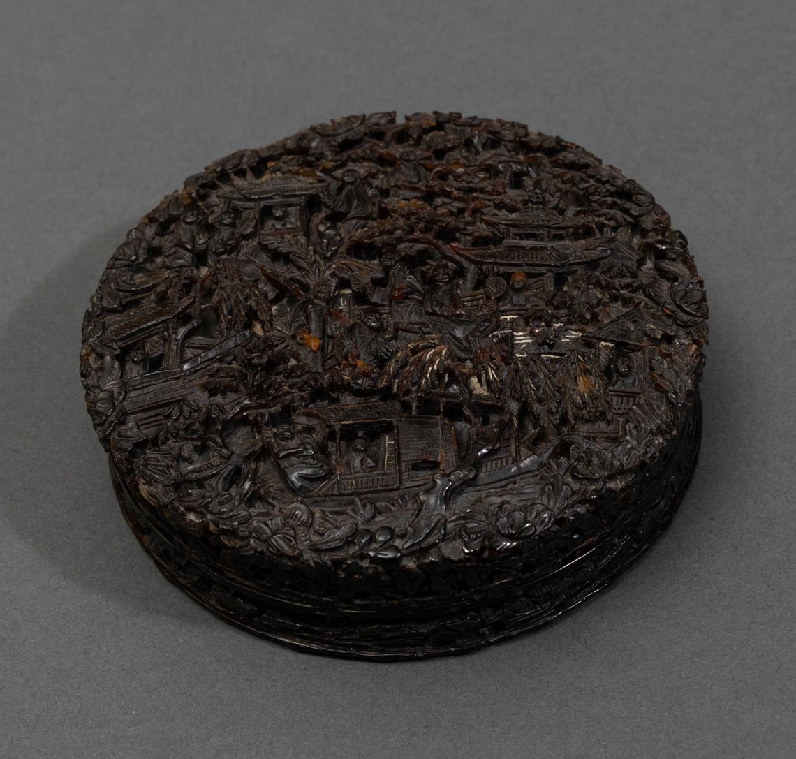Scatola Circolare con Coperchio Scolpita in Tartaruga con Scene di Vita Comune Entro Paesaggio, C...