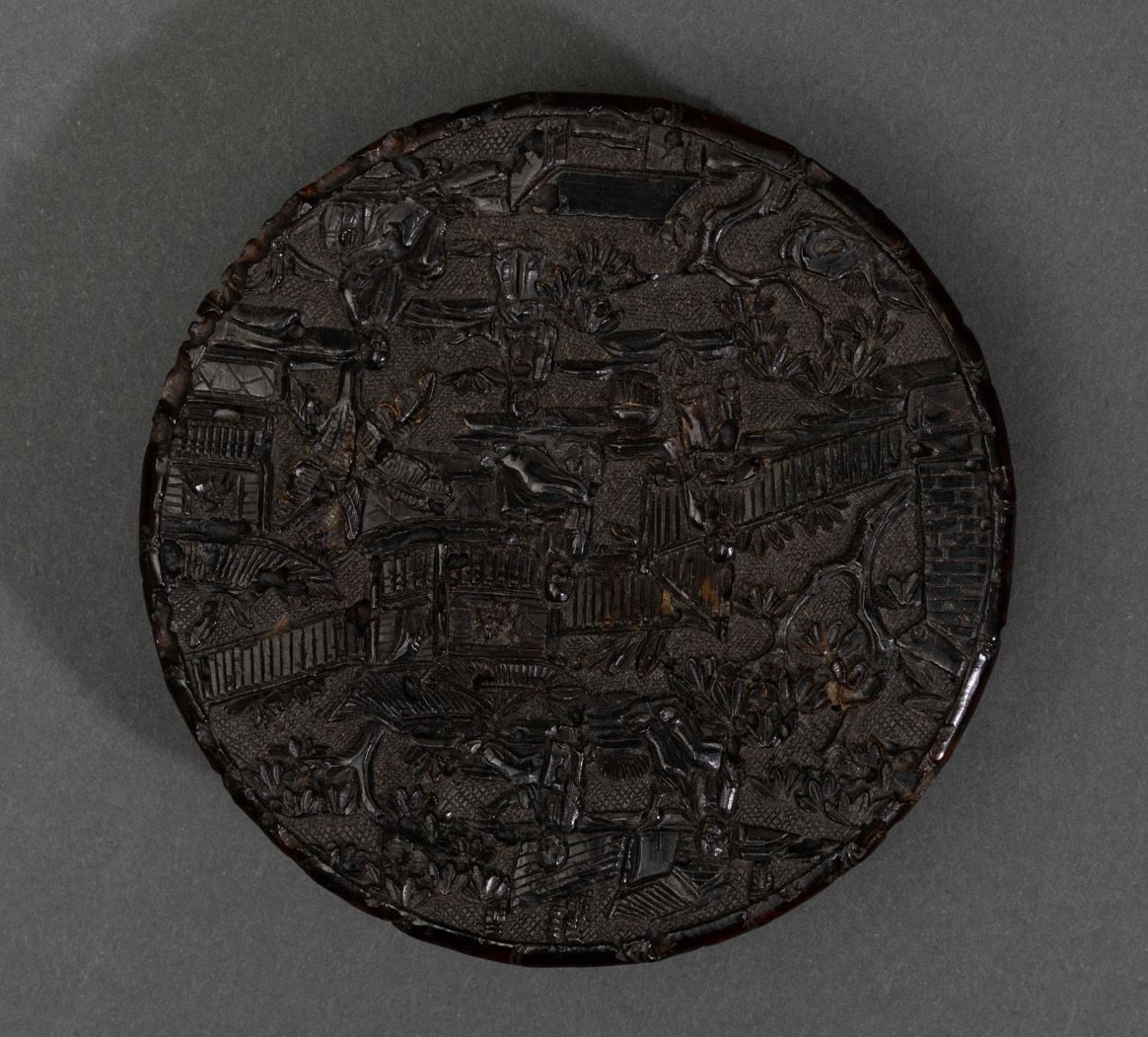 Scatola Circolare con Coperchio Scolpita in Tartaruga con Scene di Vita Comune Entro Paesaggio, C...