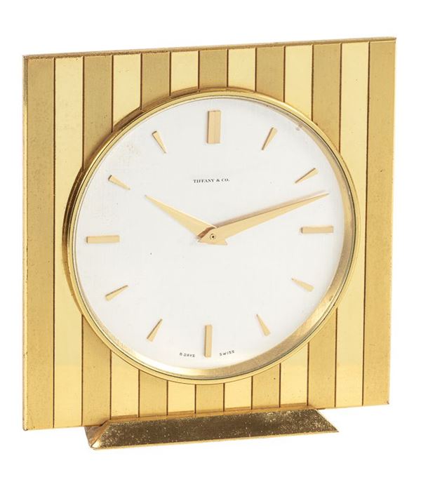 TIFFANY & CO. - Brass table clock with indices, 8 days power reserve.