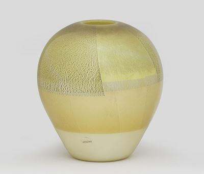 Venini, Vaso in vetro soffiato con decoro a foglia oro e argento (serie Quarzi), Murano, 1990 ca