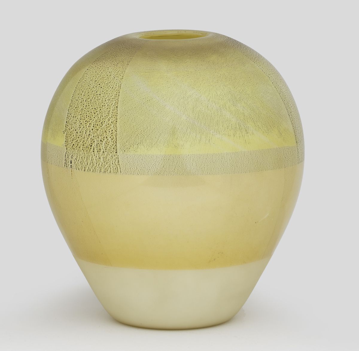 Venini, Vaso in vetro soffiato con decoro a foglia oro e argento (serie Quarzi), Murano, 1990 ca