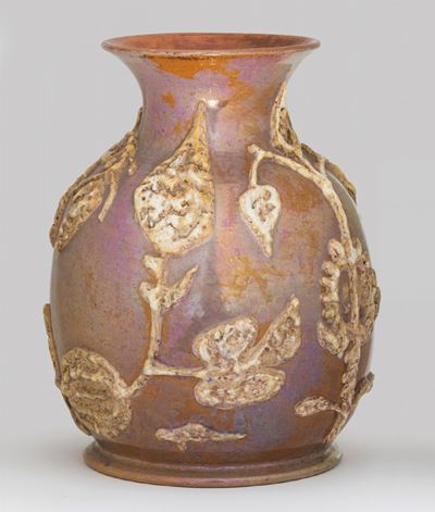 Pietro Melandri, Vaso in ceramica a lustro con decoro floreale a rilievo (Faenza, 1950 ca.)
