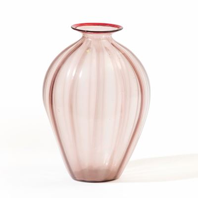 Fratelli Toso, Vaso costolato in vetro soffiato ciclamino con fascia in pasta vitrea rossa (Muran...