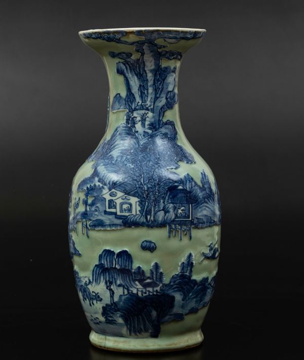 Vaso in porcellana Celadon con raffigurazione di paesaggio sui toni del bianco e del blu, Cina, Dinastia Qing, XIX secolo