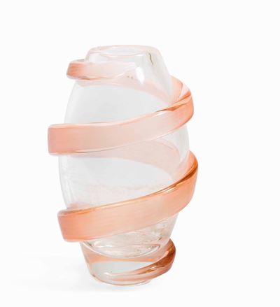 Venini, Vaso in vetro soffiato con decoro a spirale rosa (Murano, 1989 ca.)