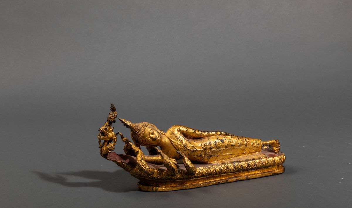 Figura di Buddha Sdraiato in Bronzo Dorato, Thailandia, XIX Secolo