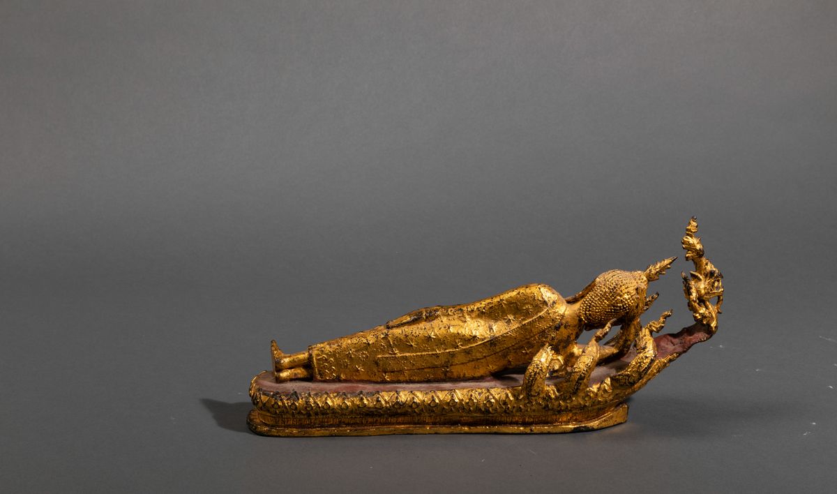 Figura di Buddha Sdraiato in Bronzo Dorato, Thailandia, XIX Secolo