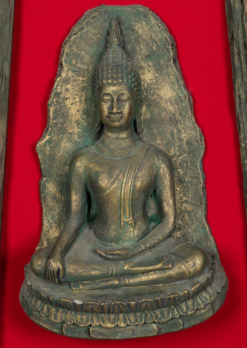 Stele in Stucco con Tracce di Doratura Raffigurante Buddha Sakyamuni Seduto su Doppio Fiore di Lo...