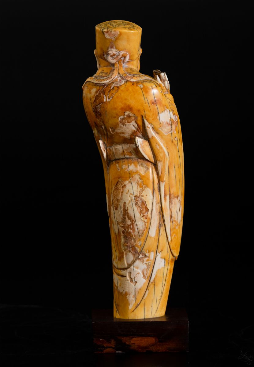 Figura di Dignitario Scolpita in Avorio, Cina, Dinastia Ming, XVII Secolo