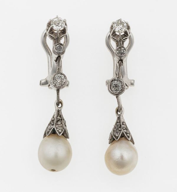 Orecchini pendenti con perle naturali e diamanti di vecchio taglio