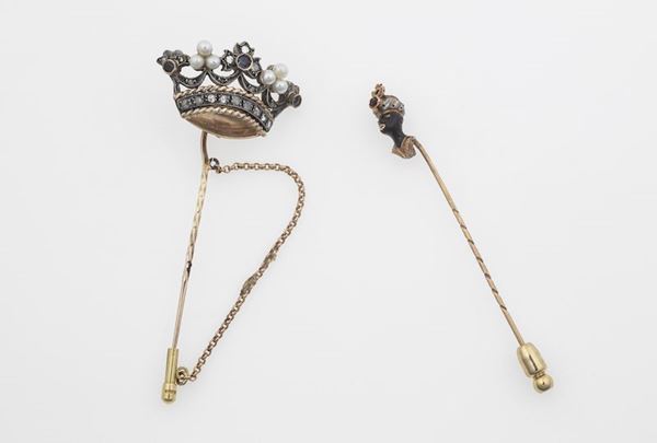 Lotto composto da due spilloni raffiguranti una corona ed un moretto