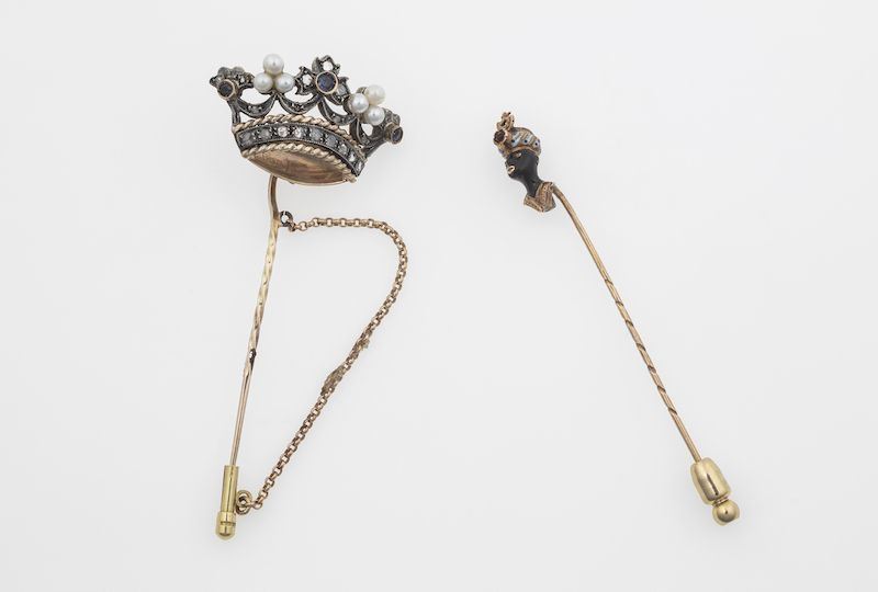 Lotto composto da due spilloni raffiguranti una corona ed un moretto  - Auction Jewels and Corals | Time Auction - Cambi Casa d'Aste