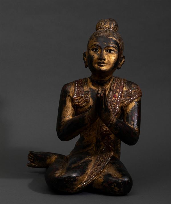 Figura di devoto in legno laccato e dorato, Thailandia, XX secolo