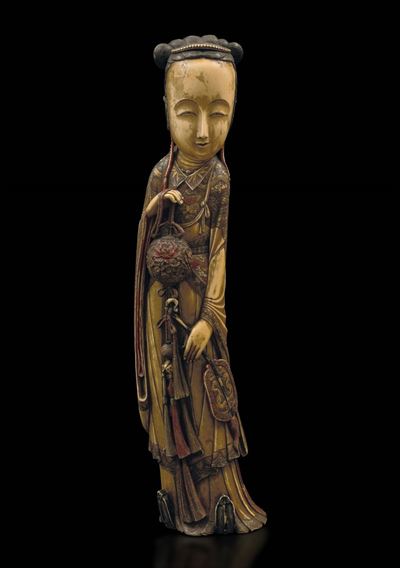 Grande Figura di Fanciulla con Ventaglio in Avorio Parzialmente Dipinto, Cina, Inizi XX Secolo