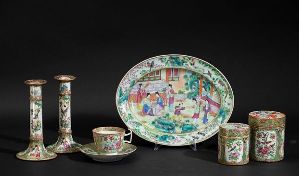 Lotto composto da una coppia di candelieri, un piatto ovale, una tazza con piattino e due porta the in porcellana Famiglia Rosa, Cina, Canton, XIX secolo