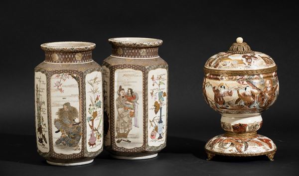 Lotto composto da una coppia di vasi con personaggi e da un vaso globulare con coperchio in porcellana Satsuma, Giappone, periodo Meiji (1868-1912)
